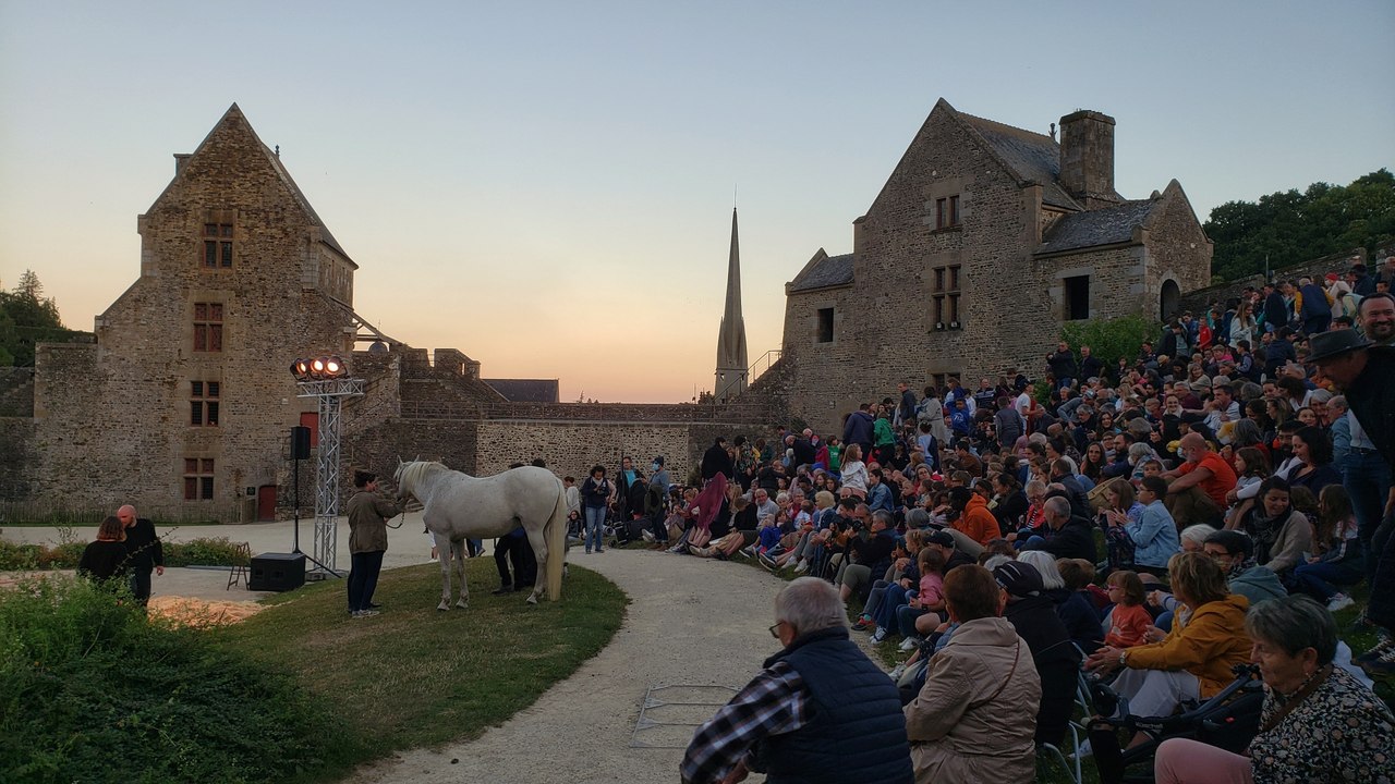Le premier spectacle des Jeudis du château de Fougères pris d'assaut
