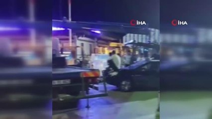 Askıda kalan otomobilin denize düşmemesi için kaputa oturup çekiciyi beklediler