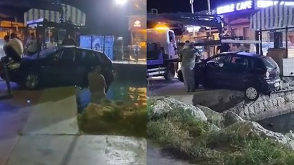 Askıda kalan otomobilin denize düşmemesi için kaputa oturup çekiciyi beklediler