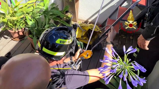 Maltempo Terni, vigili del fuoco al lavoro sul tetto di un palazzo di 9 piani