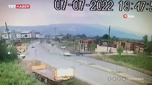 Traktöre çarpmamak için manevra yapan otomobil takla attı