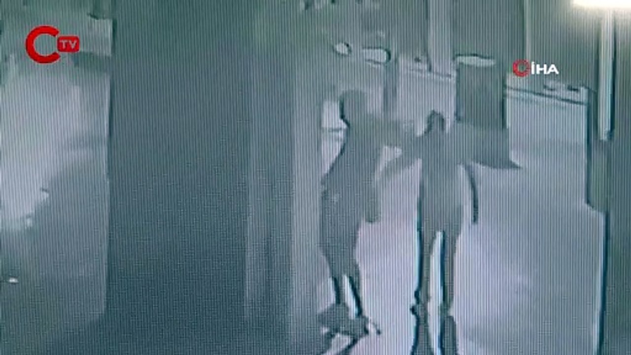 Roma figürlü heykele önce tekme attı sonra benzin dökerek yaktı