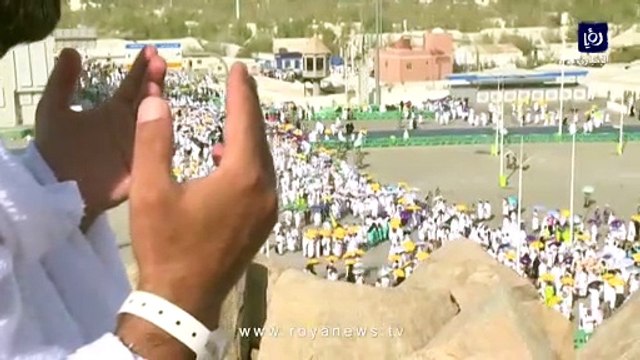 الحجاج يؤدون على عرفات يؤدون ركن الحج الأعظم