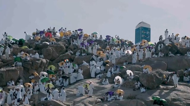 حجاج بيت الله يتوافدون إلى عرفات لأداء ركن الحج الأعظم