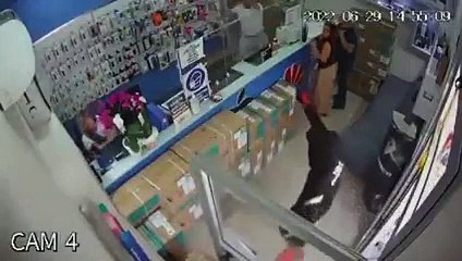 Napoli, rapinatore messo in fuga: un negoziante gli scaglia addosso un pc