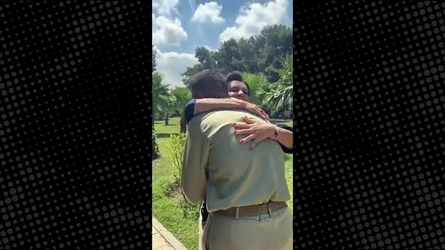 Terhis olan oğluna kavuşan Perihan Savaş gözyaşlarına hakim olamadı