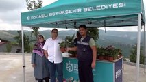 Kocaeli Büyükşehir Belediyesi arife günü mezarlıklarda çiçek dağıttı