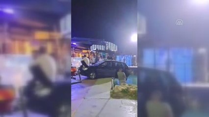 Yalova'da iskelede asılı kalan otomobilin üzerinde yardım beklediler