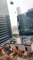 Canada: Un ouvrier est suspendu dans le vide au-dessus d'un chantier