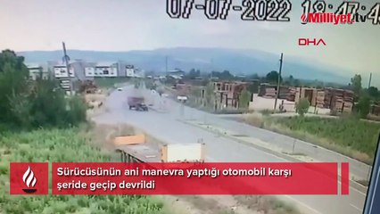 Sürücüsünün ani manevra yaptığı otomobil karşı şeride geçip devrildi