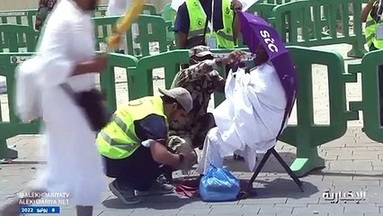 خدمة ضيوف الرحمن واجب وشرف.. إسعاف حاجة أصيبت بإعياء بسبب حرارة الشمس في عرفات