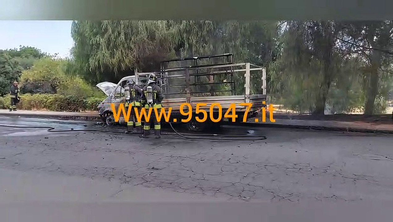 PATERNÒ: FURGONE PRENDE FUOCO IN MARCIA AL CORSO ITALIA