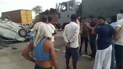 video: सडक़ पार कर रहे वृद्ध को बचाने के चक्कर में डिवाइडर से टकरा हवा में उछली कार