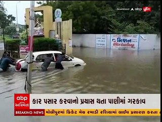 જૂનાગઢના ઝાંઝરડા અંડરબ્રિજમાં ફસાઈ કાર, મહિલા સાથે કારને કાઢી બહાર