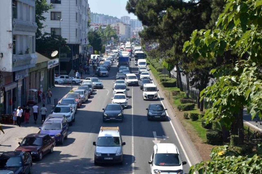 Karadeniz Sahil Yolu'nda bayram yoğunluğu
