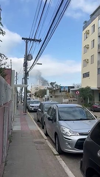 Incêndio atinge prédio em Coqueiros, Florianópolis