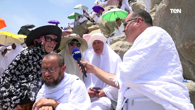 إحنا فرحانين فرحة لا توصف.. الديهي يلتقي بعد الحجاج الأجانب على جبل عرفات