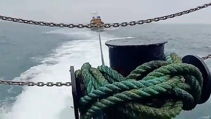 समुद्र में फंसी नाव से 9 मछुआरों को बचाया