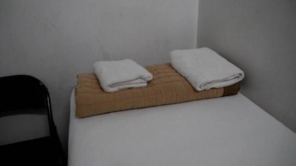 EXCLU - “Pas de fenêtre, une grille de cage à animaux…” : les images choc d’Enquête Exclusive dans un hôtel délabré à New York