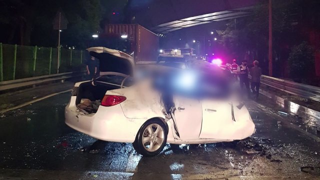 달리던 승용차 가드레일 들이받고 불...운전자 숨져 / YTN