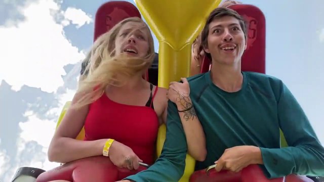 Une balançoire qui passe au-dessus d'une falaise