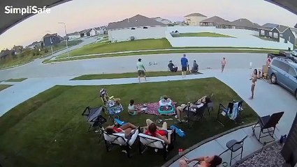 Un feu d’artifice chaotique devant une maison