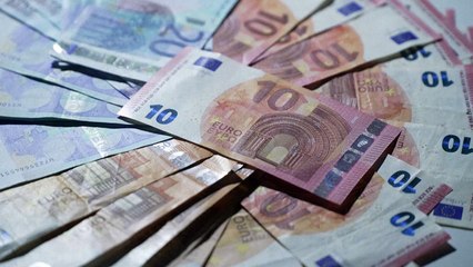 سعر اليورو يتراجع إلى أقل من 1,01 دولار