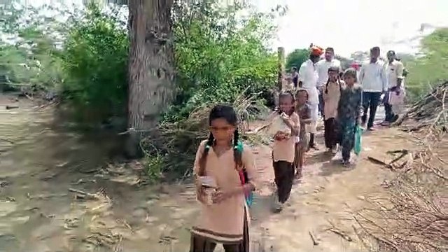 सरकारी स्कूल का रास्ता बंद होने से छात्रों ने किया प्रदर्शन, सडक़ पर की प्रार्थना, 12 बजे प्रशासन ने खुलवाया रास्ता