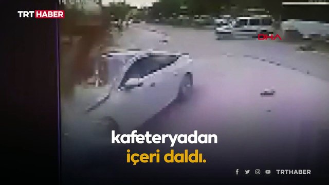 Hafif ticari aracın çarptığı otomobil kafeye daldı