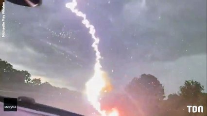 Un éclair s'abat sur une voiture en pleine autoroute !