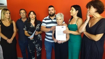 La diputada socialista Marisol Sánchez y Rubén, el hermano de Sara, explicando los pormenores de la normativa que regulará el sector de la estética.