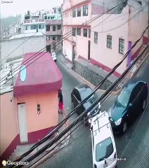 Cette rue est un vrai piège glissant pour tous les automobilistes - Mexique