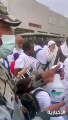 فيديو عبر سناب_الإخبارية.. رجال الأمن يسهمون في تلطيف الأجواء على ضيوف الرحمن في مشعر عرفات - - يوم_عرفة - بسلام_آمنين - الإخبارية