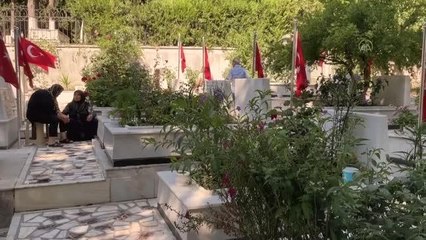 Arife gününde şehitlikler ziyaret edildi