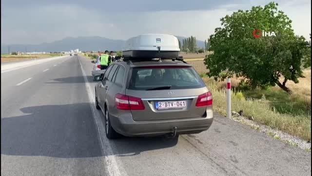 Gurbetçi ailenin bulunduğu otomobil tıra arkadan çarptı, lüks araç hurdaya döndü