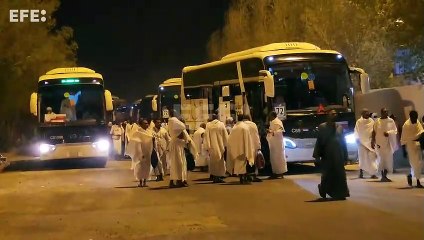 Las multitudes regresan al monte Arafat en el apogeo de la peregrinación a La Meca