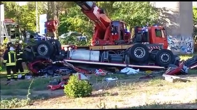 Perugia, camion vola giù dal cavalcavia. Muore camionista, il mezzo finisce vicino a un supermercato