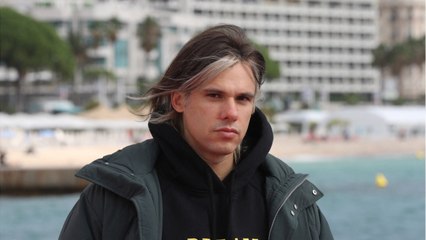 VOICI - Orelsan : en plein concert, son caméraman fait une chute impressionnante