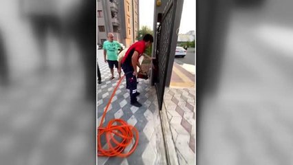 Oyun oynarken sürgülü demir kapıya sıkışan çocuk kurtarıldı