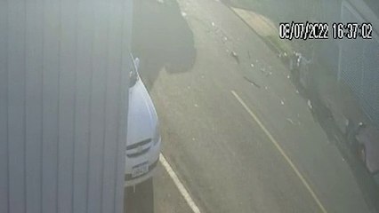 Câmera registra acidente em que motociclista ficou ferido no Florais