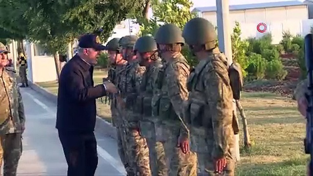 Bakan Hulusi Akar ve komutanlardan "Süleyman Şah Türbesi"ne ziyaret