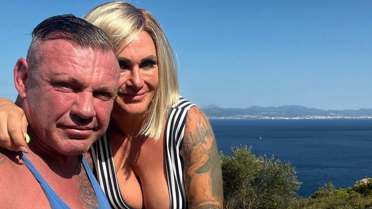 Pärchenbild von Caro und Andreas Robens – doch alle achten nur auf ihr Dekolleté