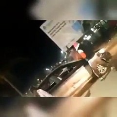 ¿Qué les pasa? Chocaron, uno le rompió el espejo y el otro le destrozó el auto con un bate de béisbol