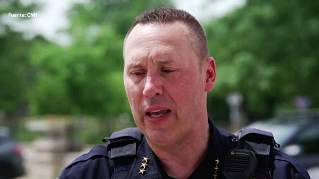 El jefe de policía de Highland Park dice que hubo un "caos completo" cuando los oficiales intentaron localizar al tirador del desfile.