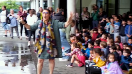 Dans cette société de violence et de 'chacun pour soi' , regardez ce geste bouleversant de Julien Clerc pour une directrice d'école à Vincennes