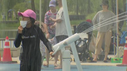 무더위 피해 물놀이터로..."물총싸움 하며 더위 잊어요!" / YTN