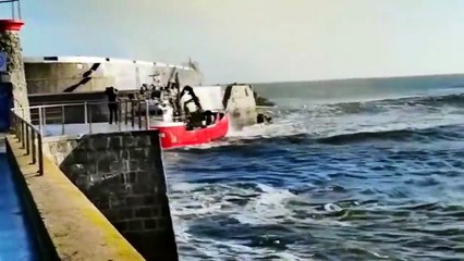 Capitanes de Barco Luchando Contra Grandes Tormentas