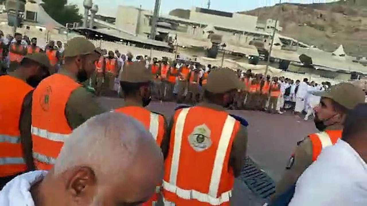 মুযদালিফায় রাত যাপন শেষে তালবিয়ারত হাজিদের স্রোত জামারাতের পাথর নিক্ষেপের জন্য | Hajj 2022