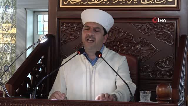 Elazığ'da vatandaşlar bayram namazı için sabahın erken saatlerinde camilere akın etti