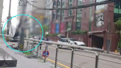 서초동에서 SUV 운전자, 전신주 들이받고 도주...340세대 정전 / YTN